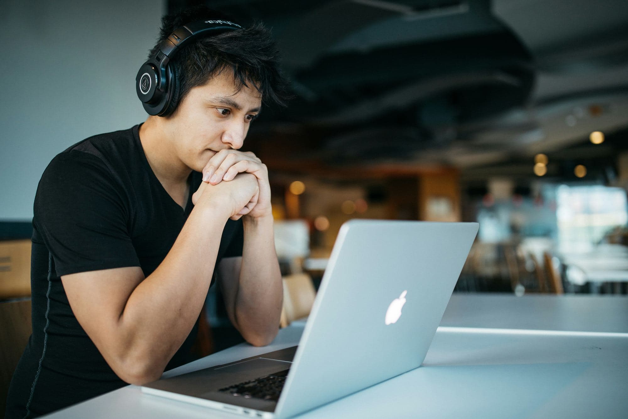 Estudante concentrado estudando no notebook